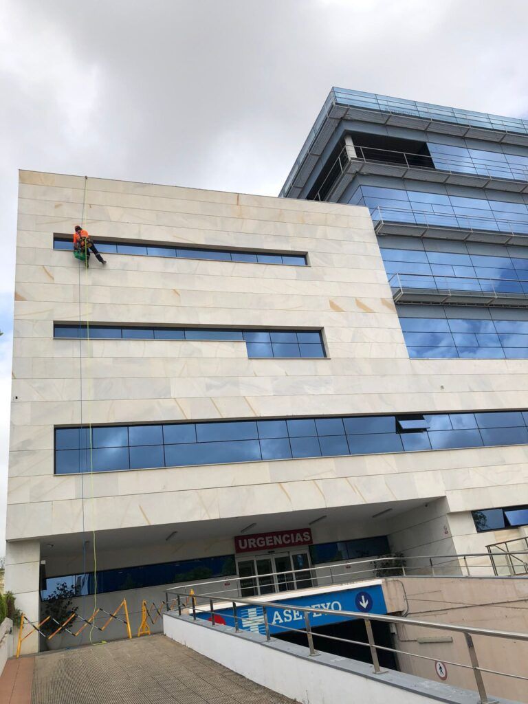 trabajo de limpieza en altura en sevilla y cadiz